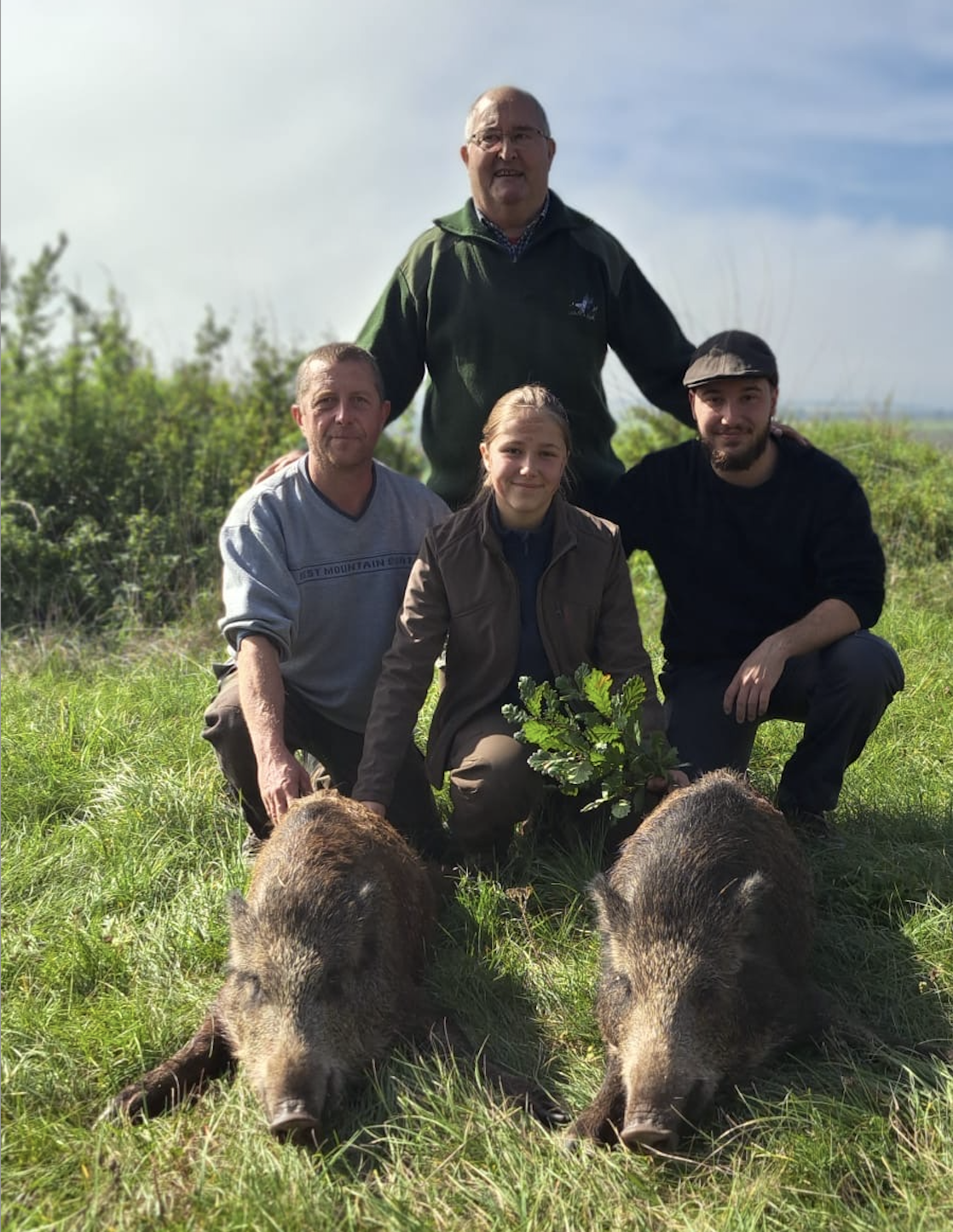 Accompagnée de son père, son frère et son grand-père, Alice réalise un doublé de sangliers.